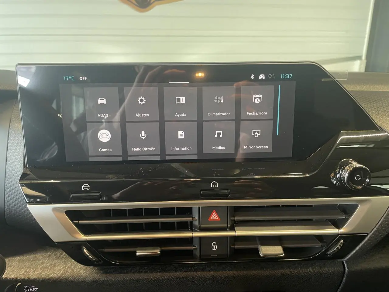 Détail de la console centrale avec écran tactile et aérateurs, intérieur du Citroën C4 hybride 2025 blanc métallisé.