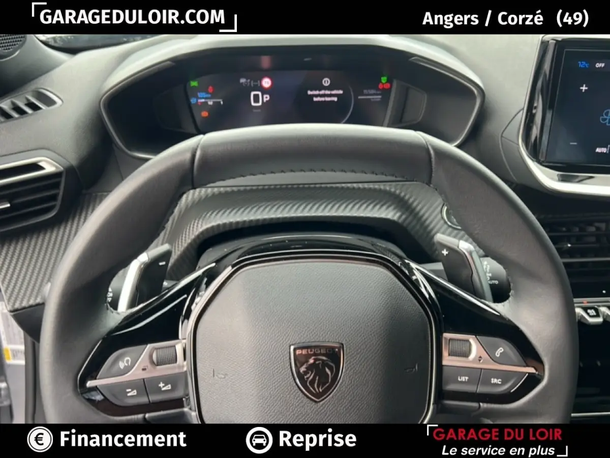 Vue rapprochée du volant noir et du tableau de bord numérique du Peugeot 2008 Hybrid 136 e-DCS6 Allure gris clair 2025.