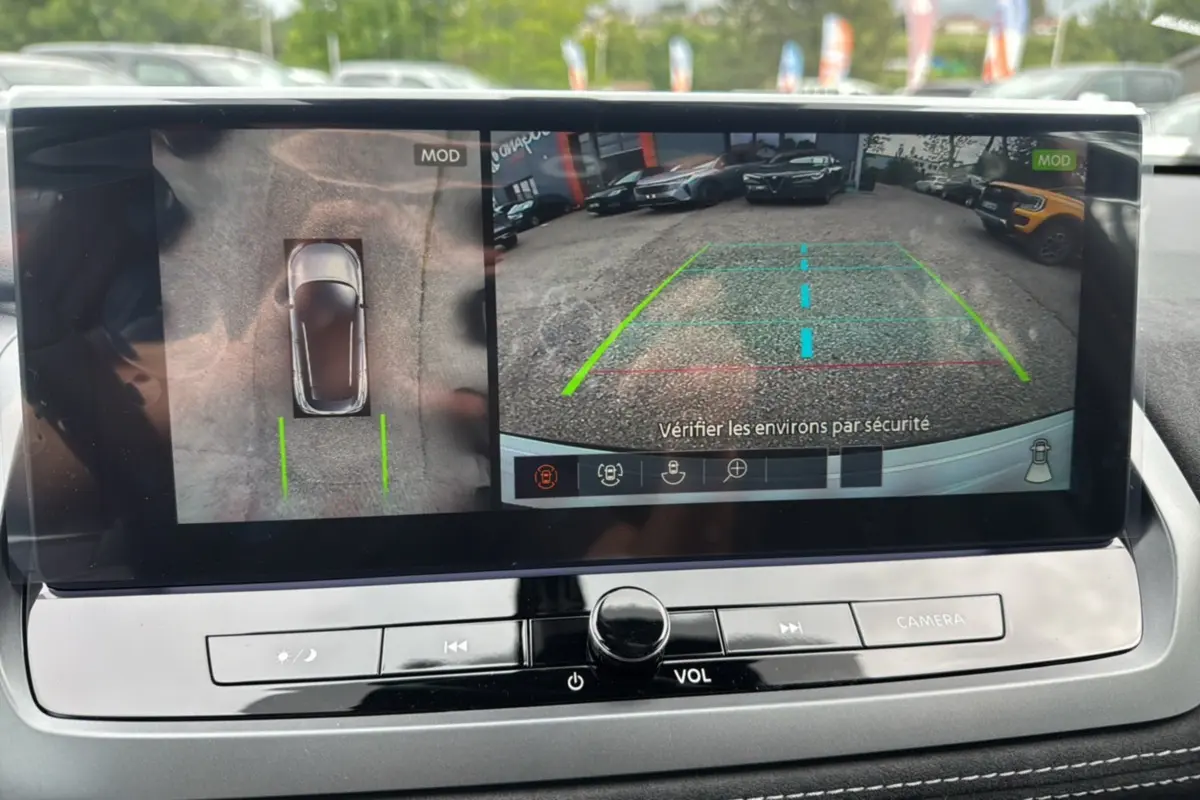 Écran multimédia du Nissan Qashqai E-POWER 205 Tekna Plus montrant la caméra 360° en vue arrière et vue aérienne du véhicule.
