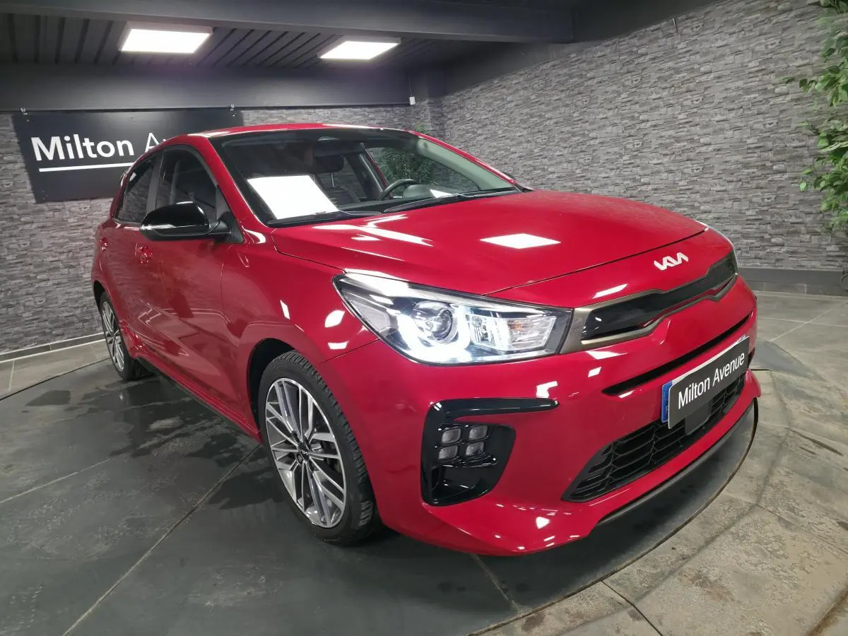 KIA Rio GT Line rouge vue 3/4 avant droit avec calandre noire laquée et jantes alliage 17 pouces.