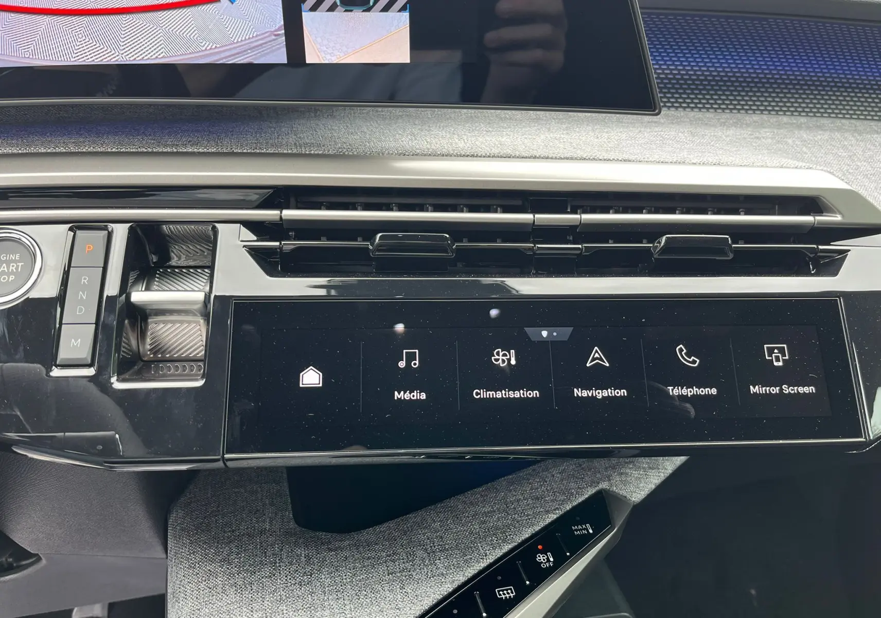 Tableau de bord du Peugeot 3008 Hybrid 2025 avec écran tactile panoramique et commandes de climatisation intégrées.