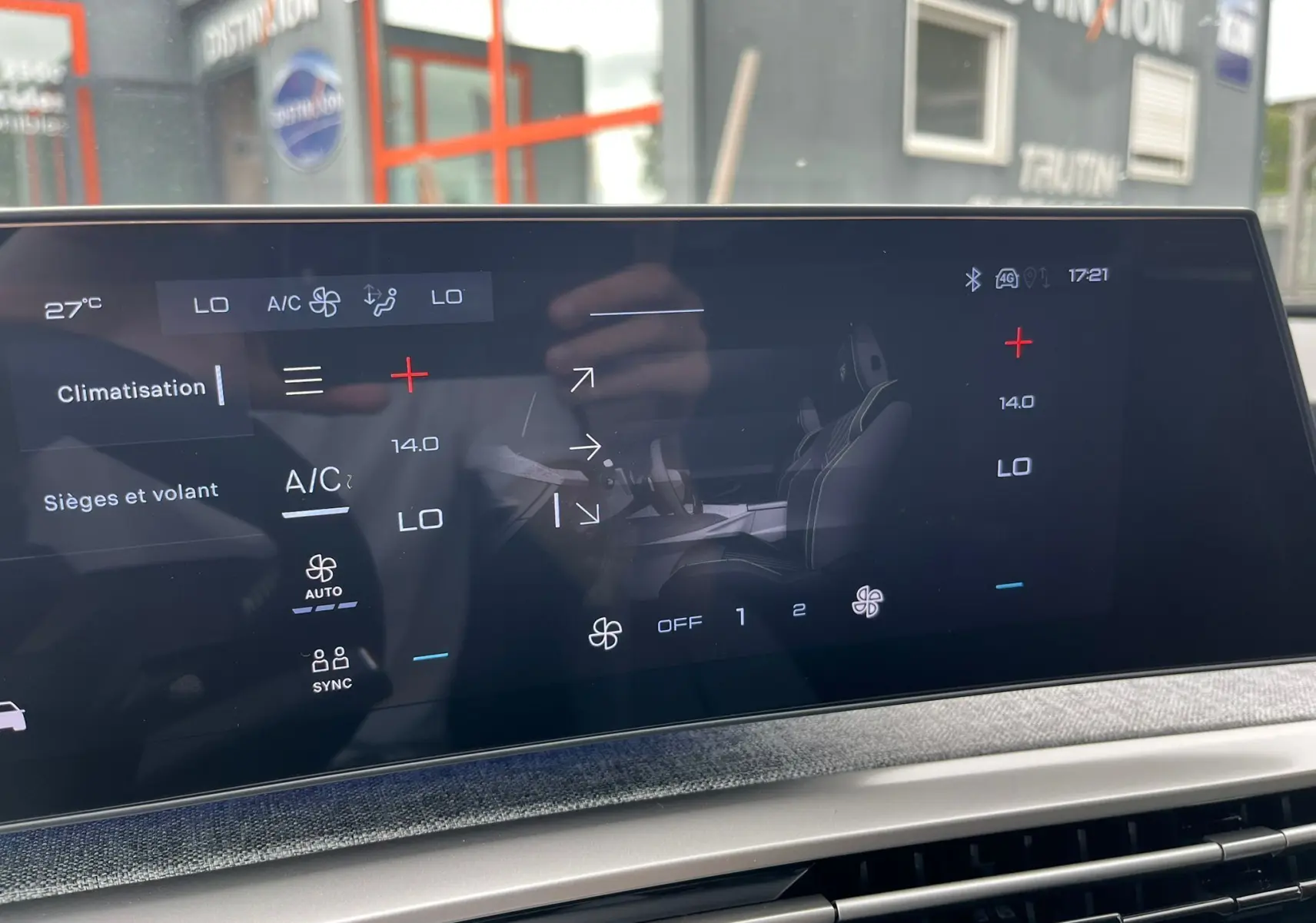 Écran tactile du système de climatisation du Peugeot 3008 gris titane, affichage des réglages de ventilation et sièges.