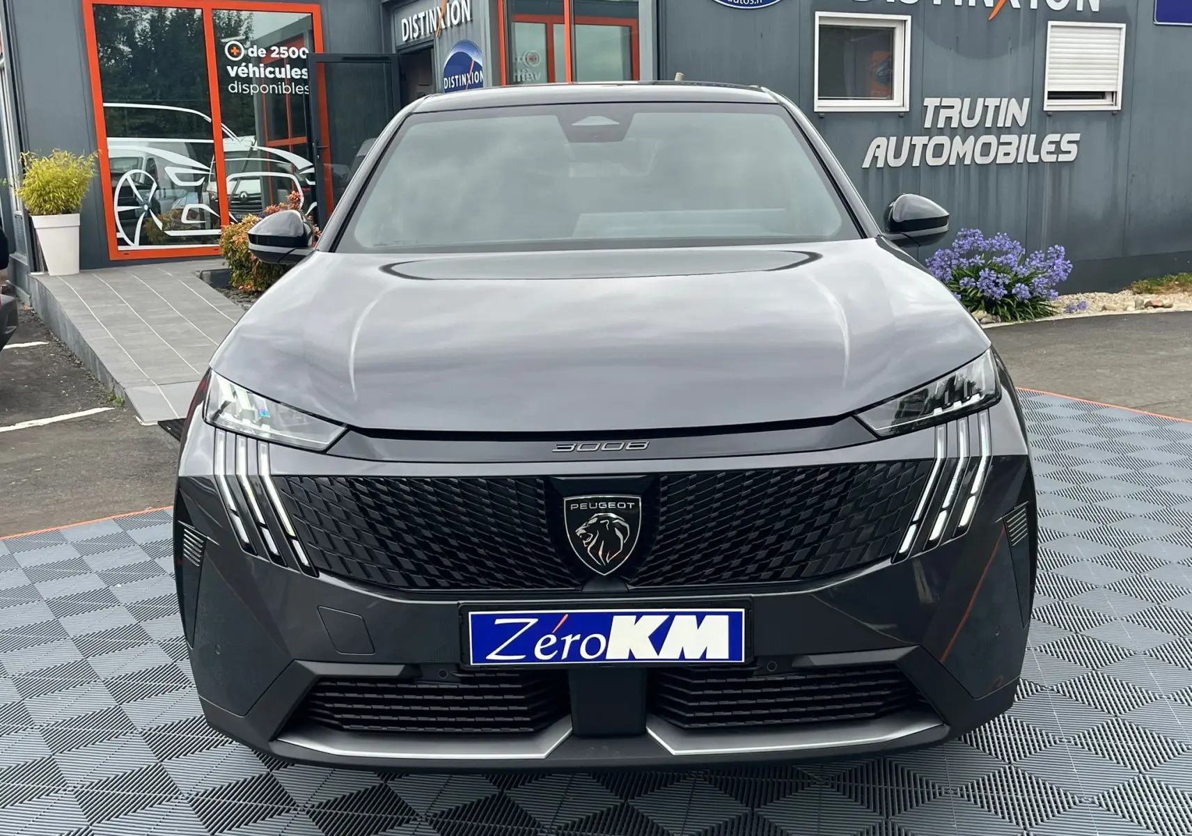 Vue frontale du Peugeot 3008 Nouveau gris titane avec calandre noire et phares LED à griffes distinctives.