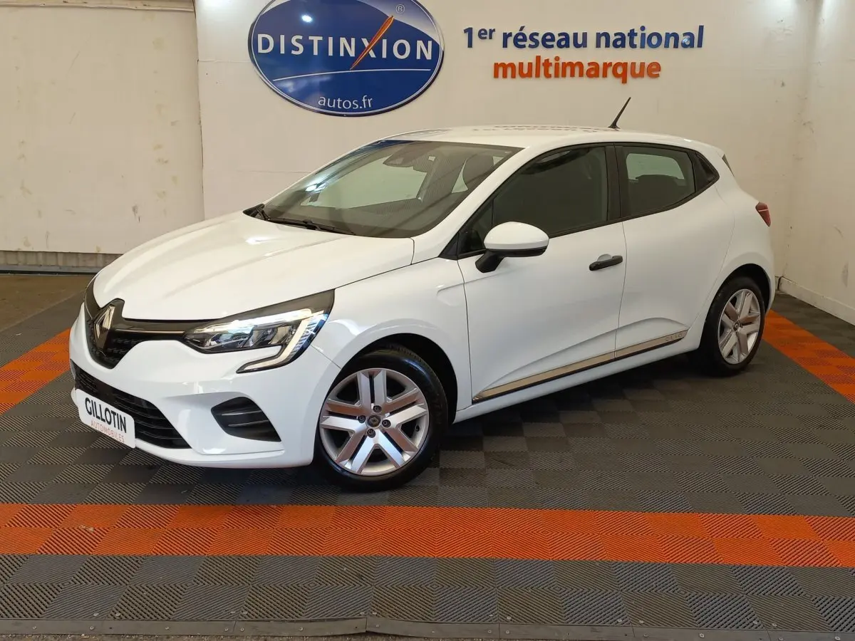 Renault Clio Business blanc vue 3/4 avant droit, feux LED et jantes alliage visibles en showroom.