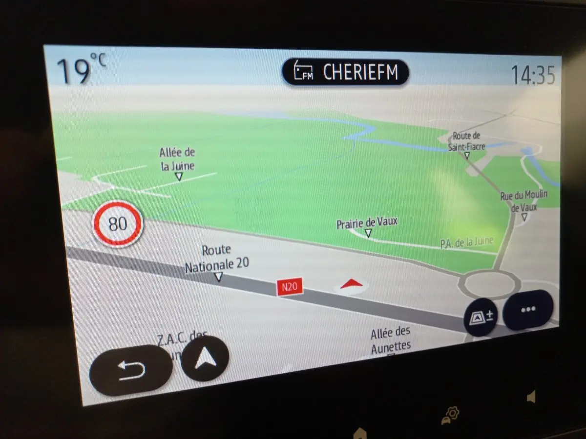 Écran tactile 7 pouces du système de navigation de la Renault Clio Business blanche, affichage carte et info trafic.