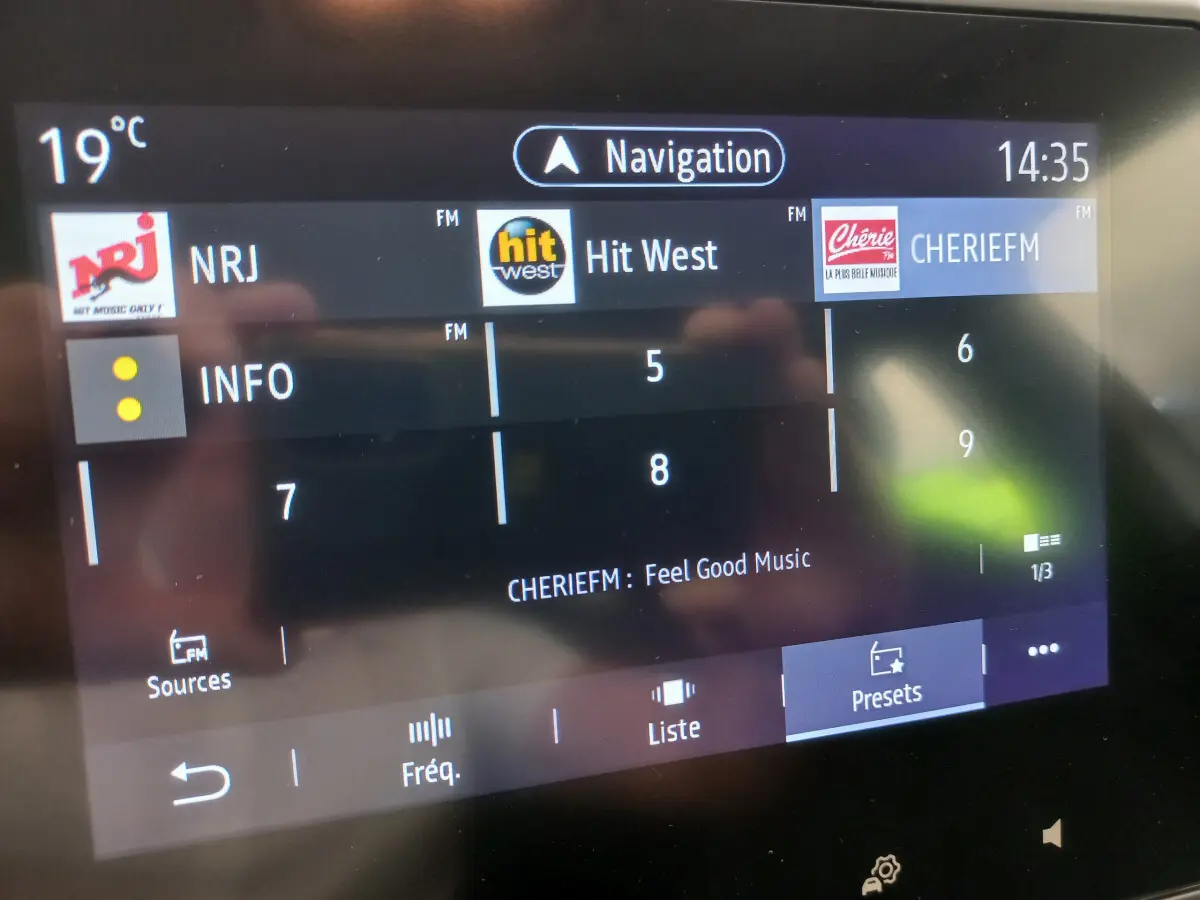 Écran tactile central de la Renault Clio Business 2021 affichant les stations radio FM et la navigation à 14h35.