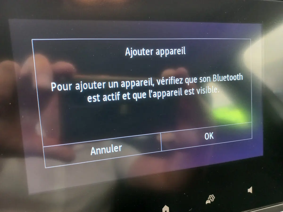 Écran tactile central de la Renault Clio Business blanche 2021 affichant une invite Bluetooth pour ajouter un appareil.