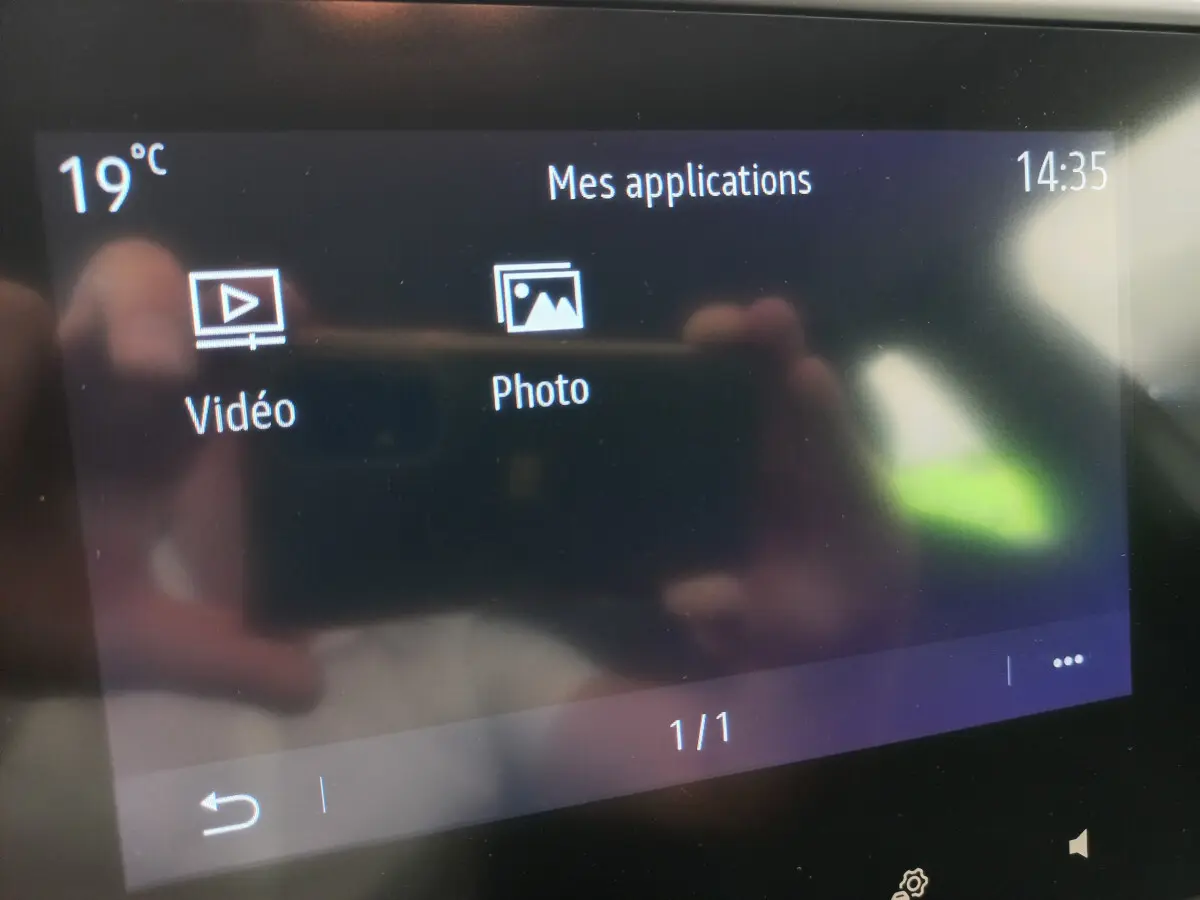 Écran tactile central de la Renault Clio Business blanc 2021 affichant les applications Vidéo et Photo à 14h35