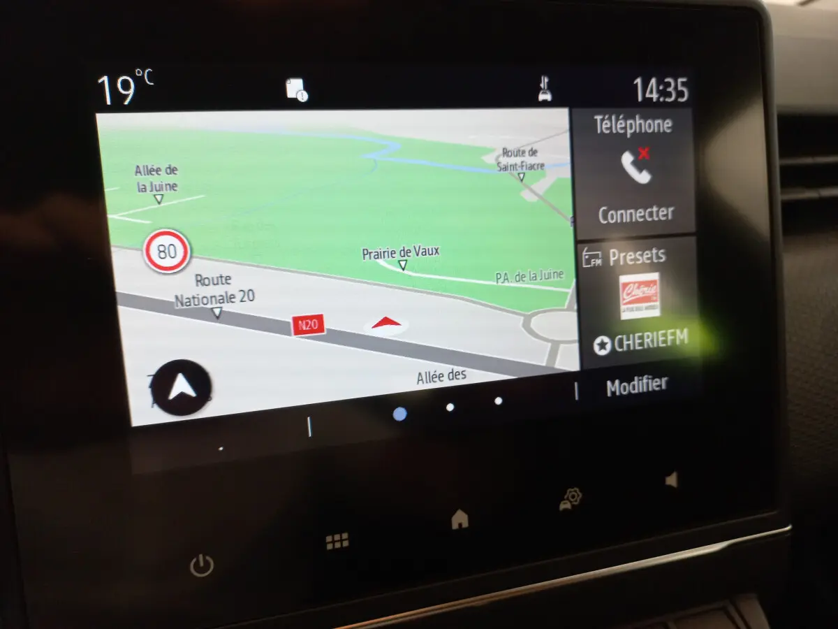 Écran tactile central de la Renault Clio Business blanc 2021 affichant la navigation et options multimédia.