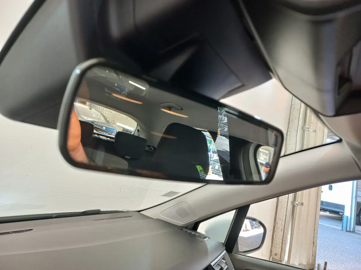 Rétroviseur intérieur d'une Renault Clio Business blanche 2021, vue sur banquette arrière et extérieur côté passager.