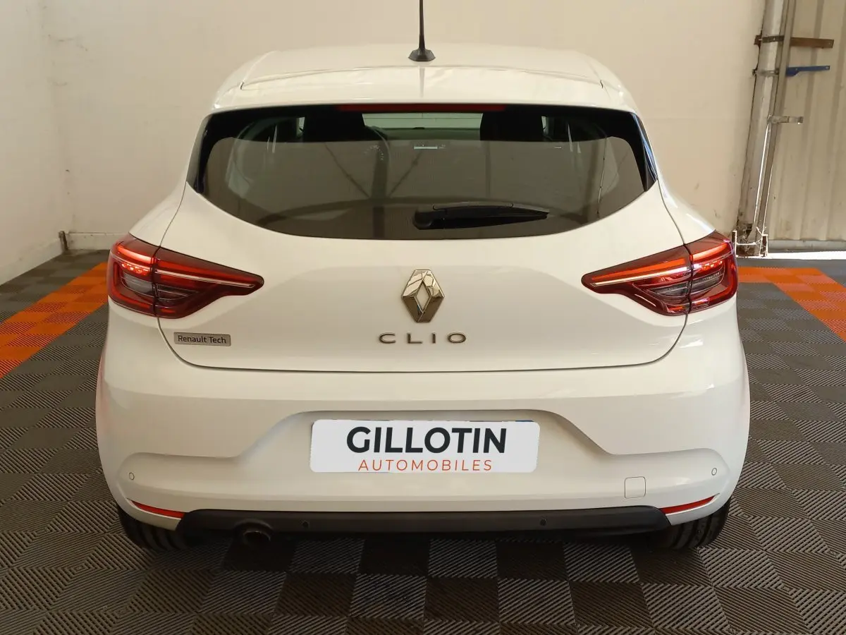 Vue arrière d'une Renault Clio blanche 2021 avec feux LED et logo Renault centré sur le hayon.