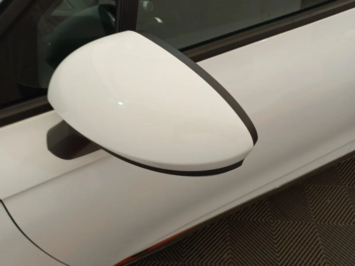 Rétroviseur côté gauche blanc de la Renault Clio Business SCe 65 2021, vue rapprochée sur la portière.