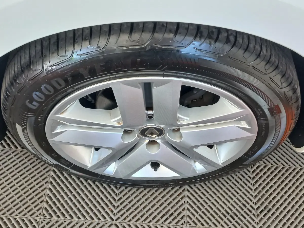 Gros plan sur la roue avant droite de la Renault Clio Business blanche avec jante alliage et pneu Goodyear.