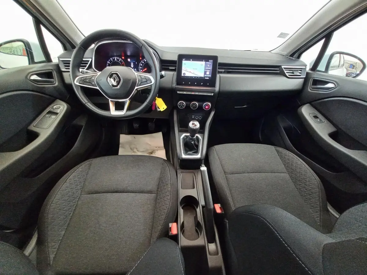 Vue intérieure avant de la Renault Clio Business 2021, volant cuir, écran tactile central et boîte manuelle visible.