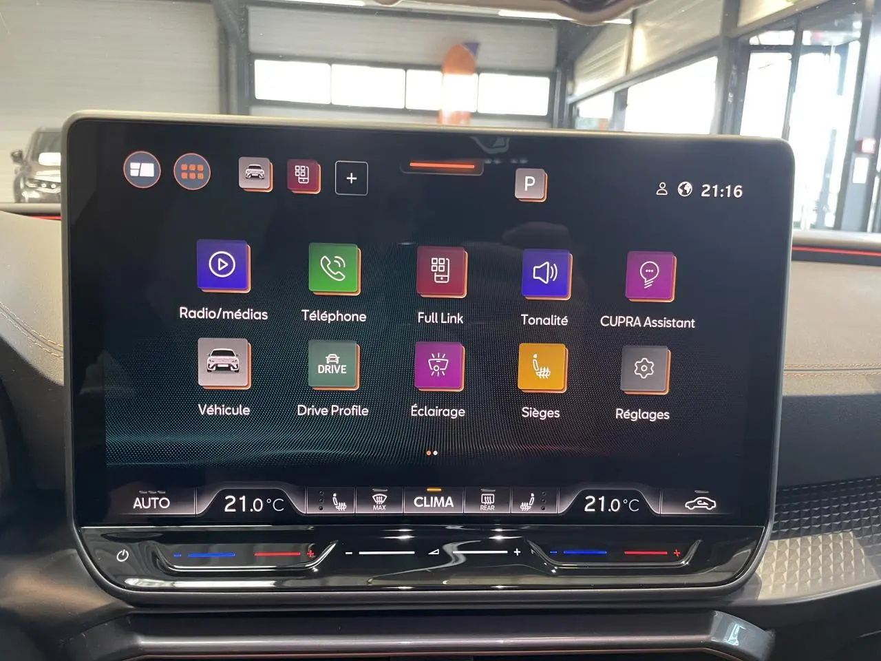 Écran tactile HD 12,9'' du système d'info-divertissement dans l'habitacle du CUPRA Leon gris, vue de face.