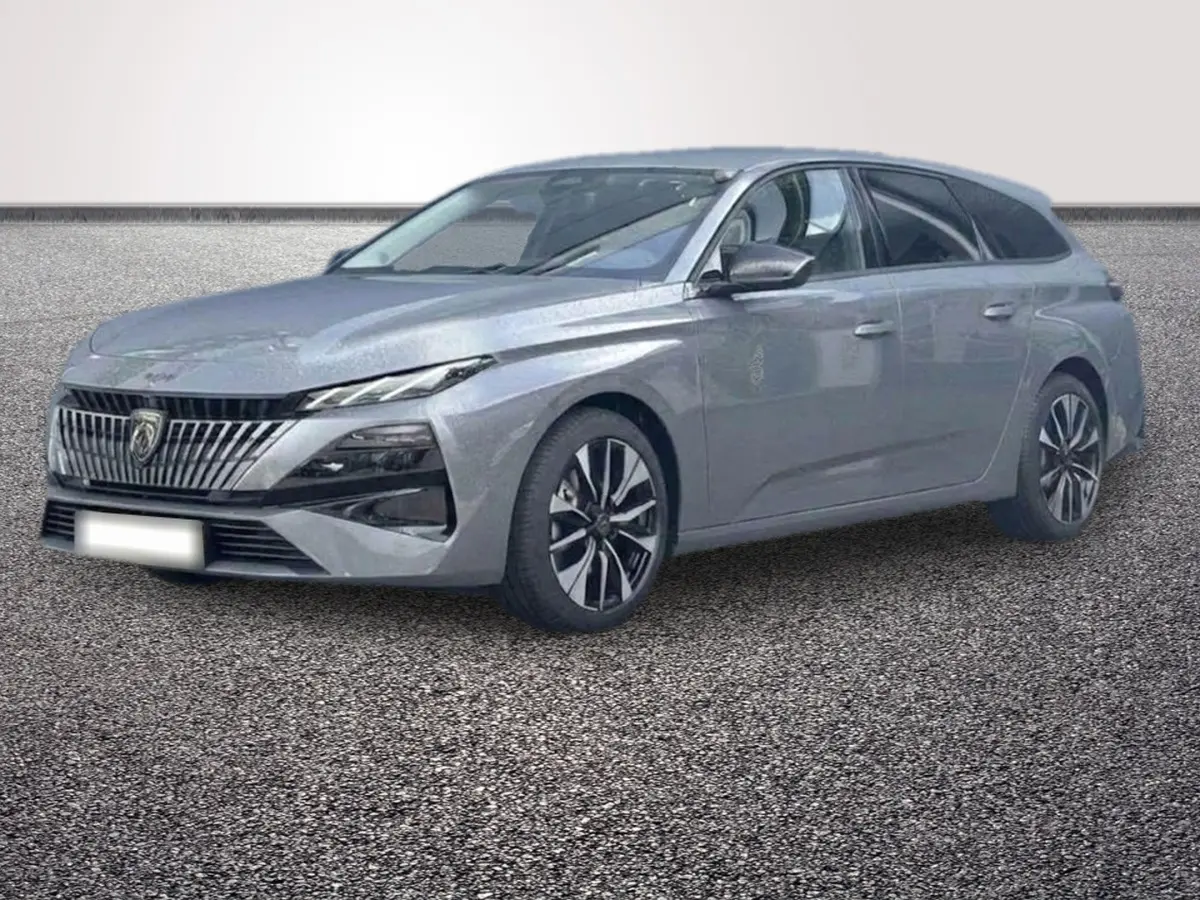 Peugeot 308 Hybrid gris foncé vue 3/4 avant, avec calandre verticale et jantes bicolores distinctives.