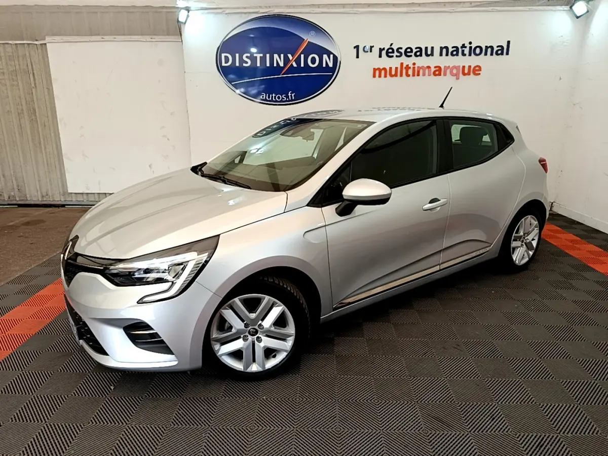 Renault Clio Business E-Tech hybride gris clair vue 3/4 avant droit, feux LED et jantes alliage visibles en intérieur showroom