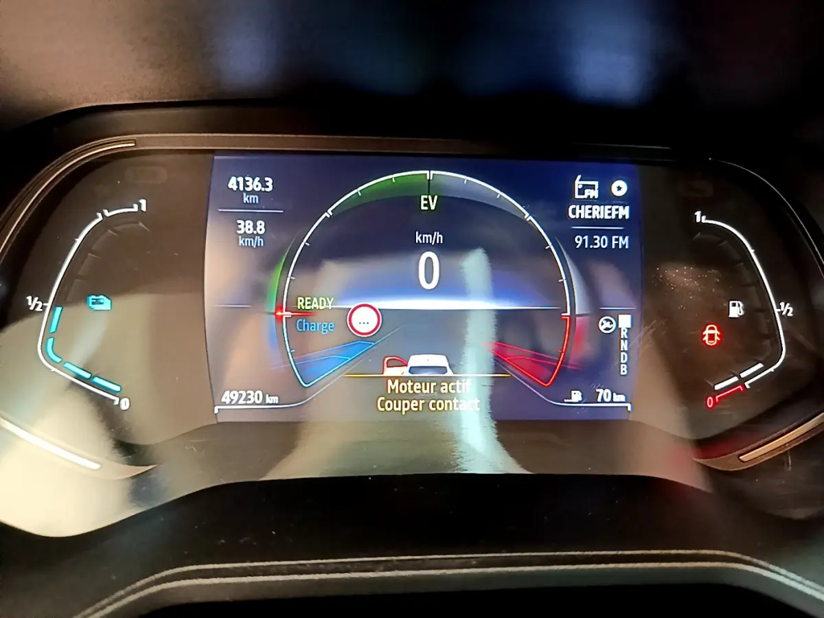 Tableau de bord numérique de Renault Clio Business E-Tech hybride 2021, affichage multifonctions avec vitesse et alertes visibles.