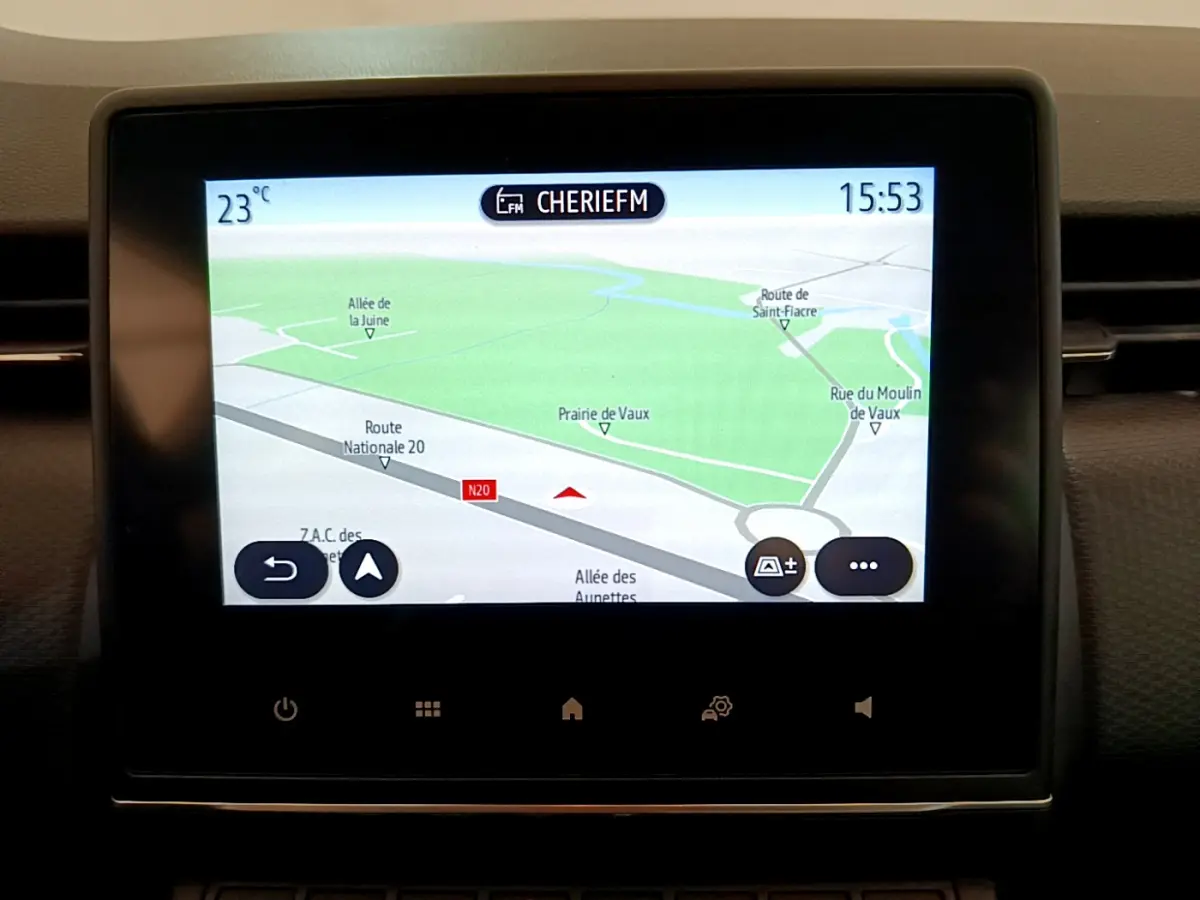 Écran tactile central du tableau de bord de la Renault Clio Business E-Tech hybride 2021 affichant la navigation GPS.