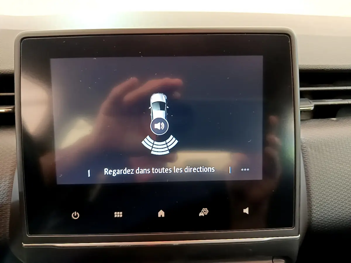 Écran tactile central de la Renault Clio Business E-Tech hybride 2021 affichant une alerte de surveillance des alentours.