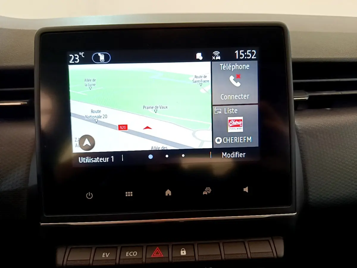 Écran tactile central affichant la navigation et téléphone dans le tableau de bord d'une Renault Clio Business E-Tech hybride 2021.
