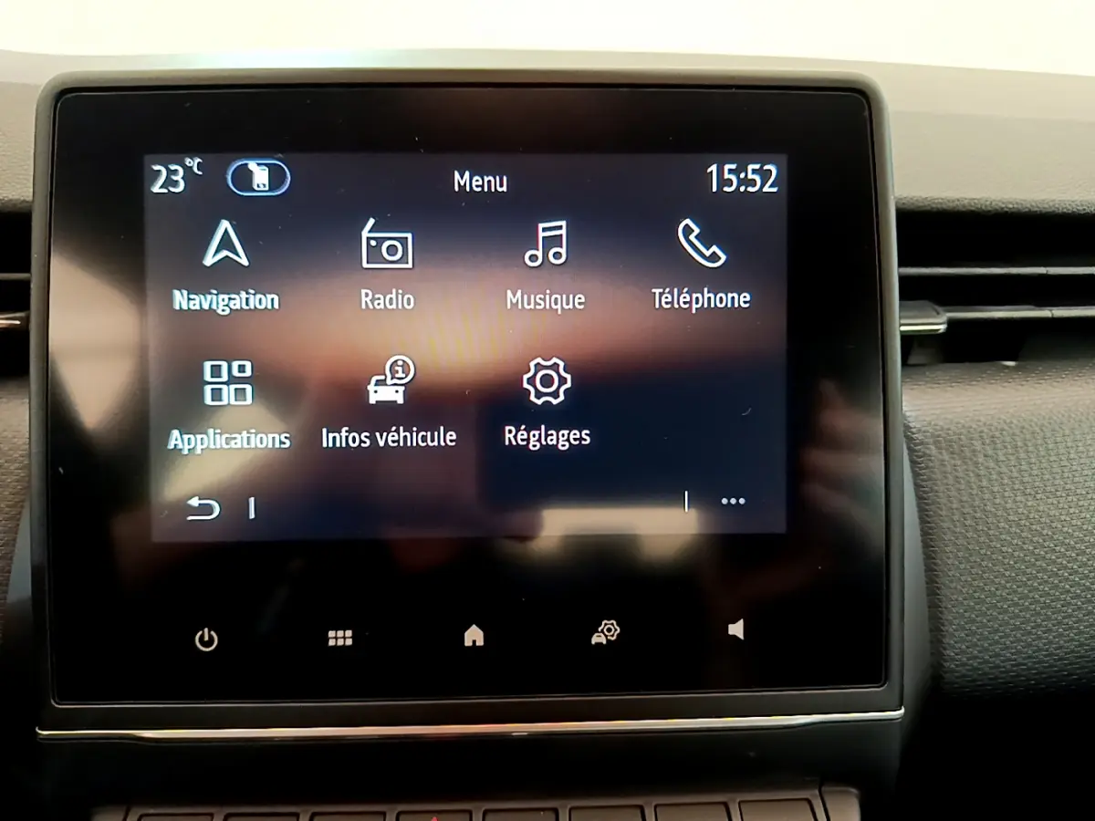 Écran tactile central affichant le menu multimédia de la Renault Clio Business E-Tech hybride 2021, intérieur noir.