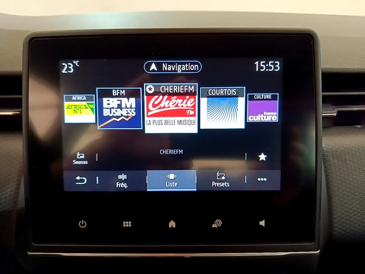 Écran tactile central de la Renault Clio Business E-Tech hybride 2021 affichant les stations radio en mode navigation.