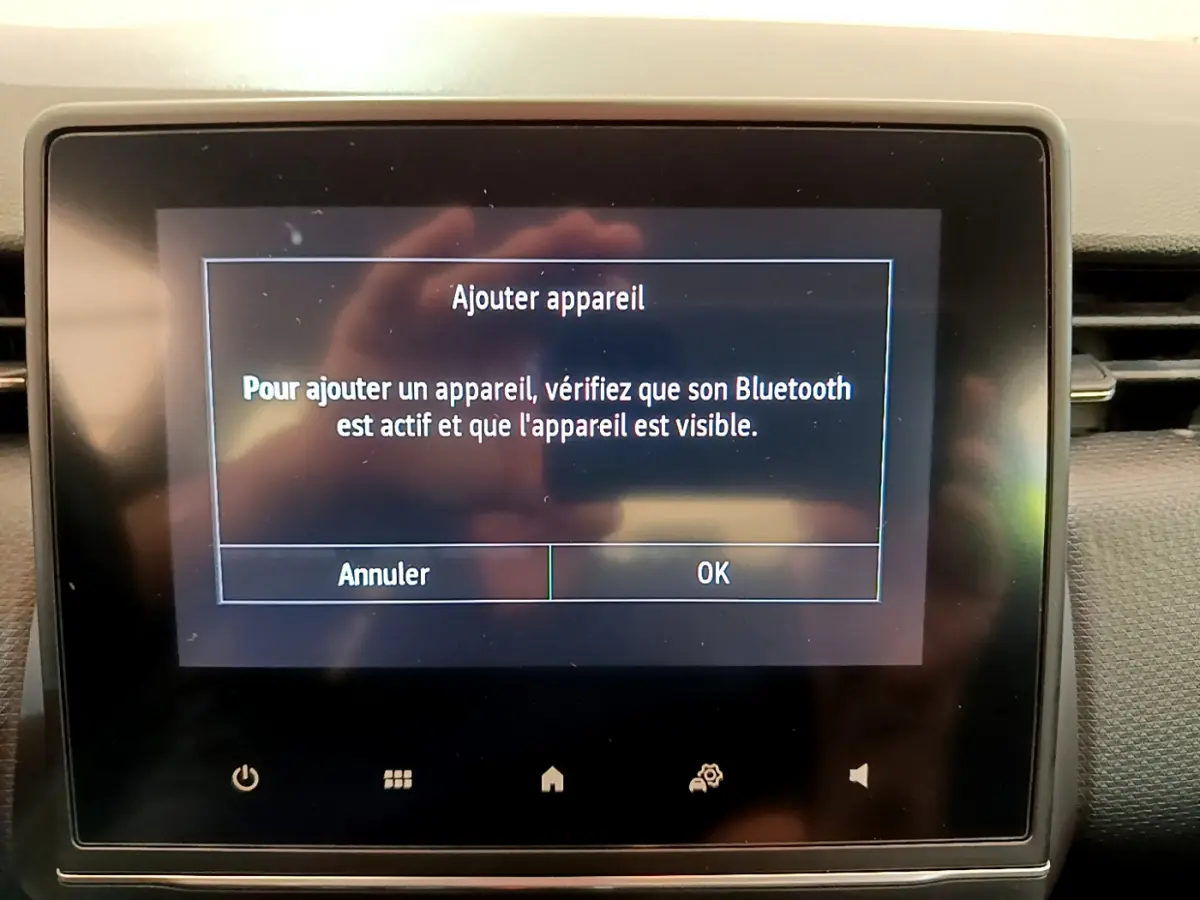 Écran tactile central de la Renault Clio Business E-Tech hybride 2021 affichant la connexion Bluetooth à activer.