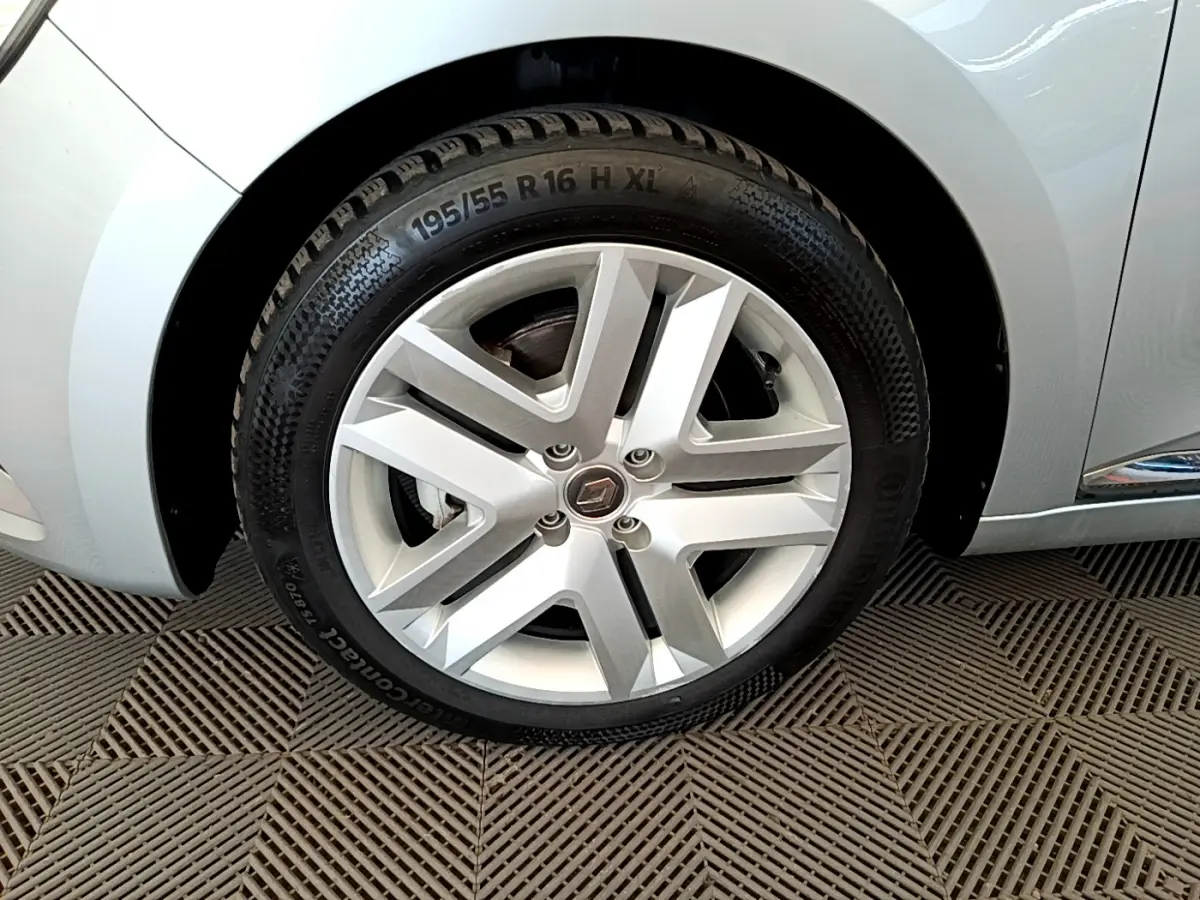 Gros plan sur la roue avant gauche grise d'une Renault Clio Business E-Tech hybride 2021 avec jante en alliage.