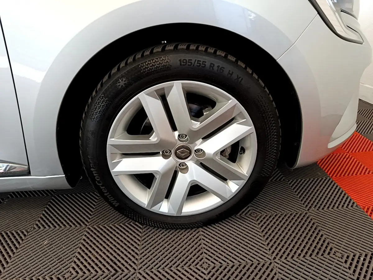 Gros plan sur la roue avant gauche gris clair de la Renault Clio Business E-Tech hybride 2021 avec jante alliage à cinq branches.