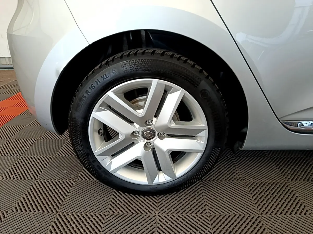 Gros plan sur la roue arrière gauche grise claire de la Renault Clio Business E-Tech hybride 2021 avec jante alliage à cinq branches.