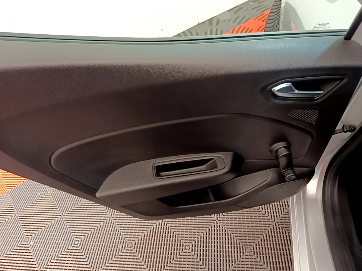 Vue côté gauche de la portière intérieure noire d'une Renault Clio Business E-Tech hybride 2021 gris clair.