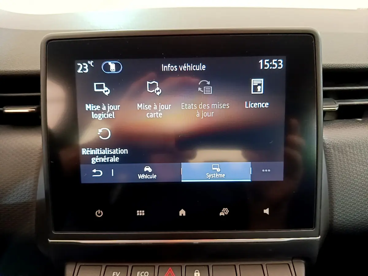 Écran tactile central de la Renault Clio Business E-Tech hybride 2021 affichant le menu de mise à jour logiciel.