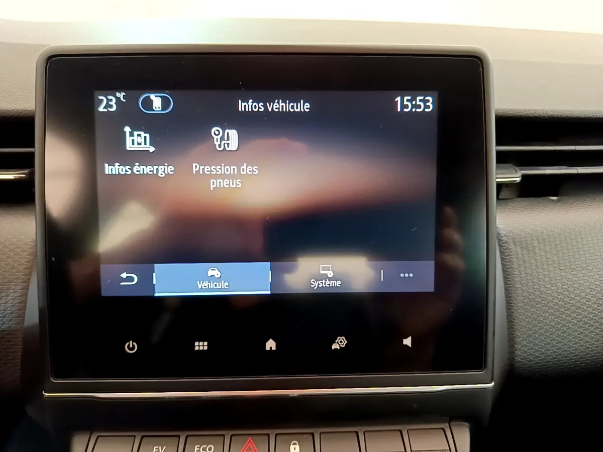 Écran tactile central affichant les infos véhicule et pression des pneus dans une Renault Clio Business E-Tech hybride 2021.