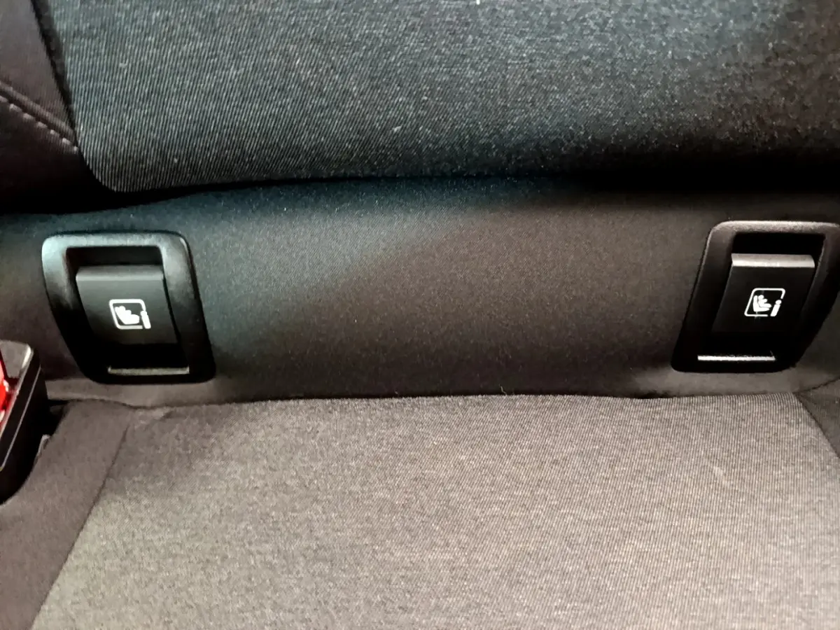 Gros plan sur les commandes Isofix arrière de la banquette tissu gris foncé de la Renault Clio Business E-Tech hybride 2021.