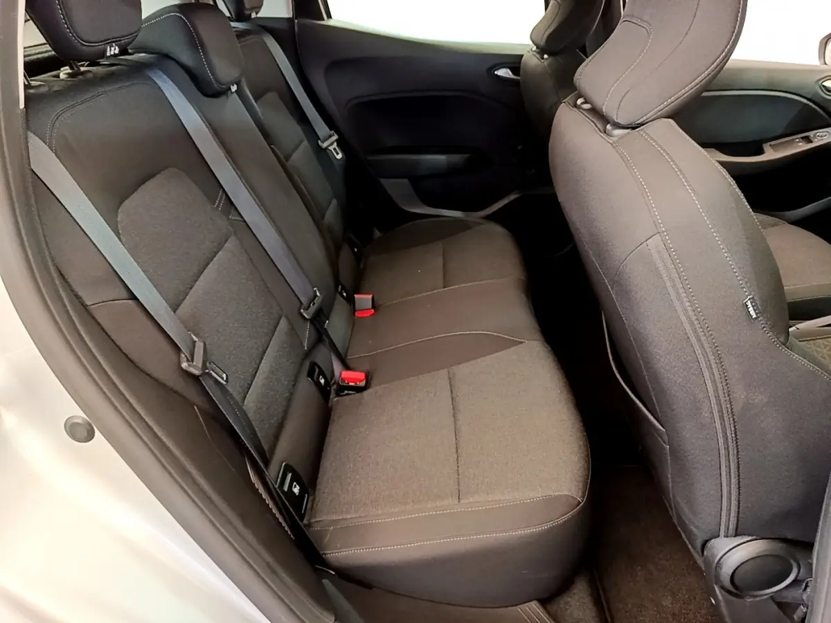 Vue intérieure côté droit montrant la banquette arrière en tissu gris foncé de la Renault Clio Business E-Tech hybride 2021.
