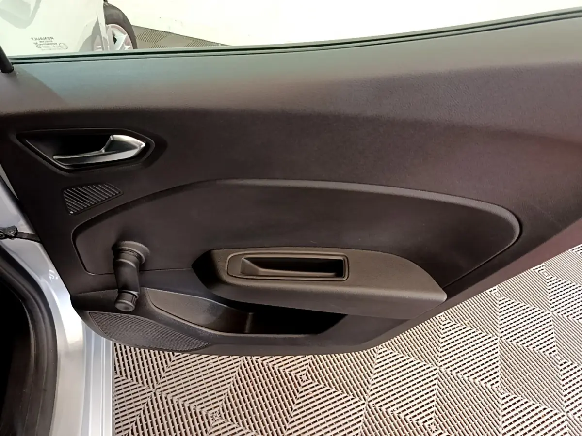 Vue intérieure de la porte côté gauche gris clair de la Renault Clio Business E-Tech hybride 2021 avec manivelle de vitre manuelle.