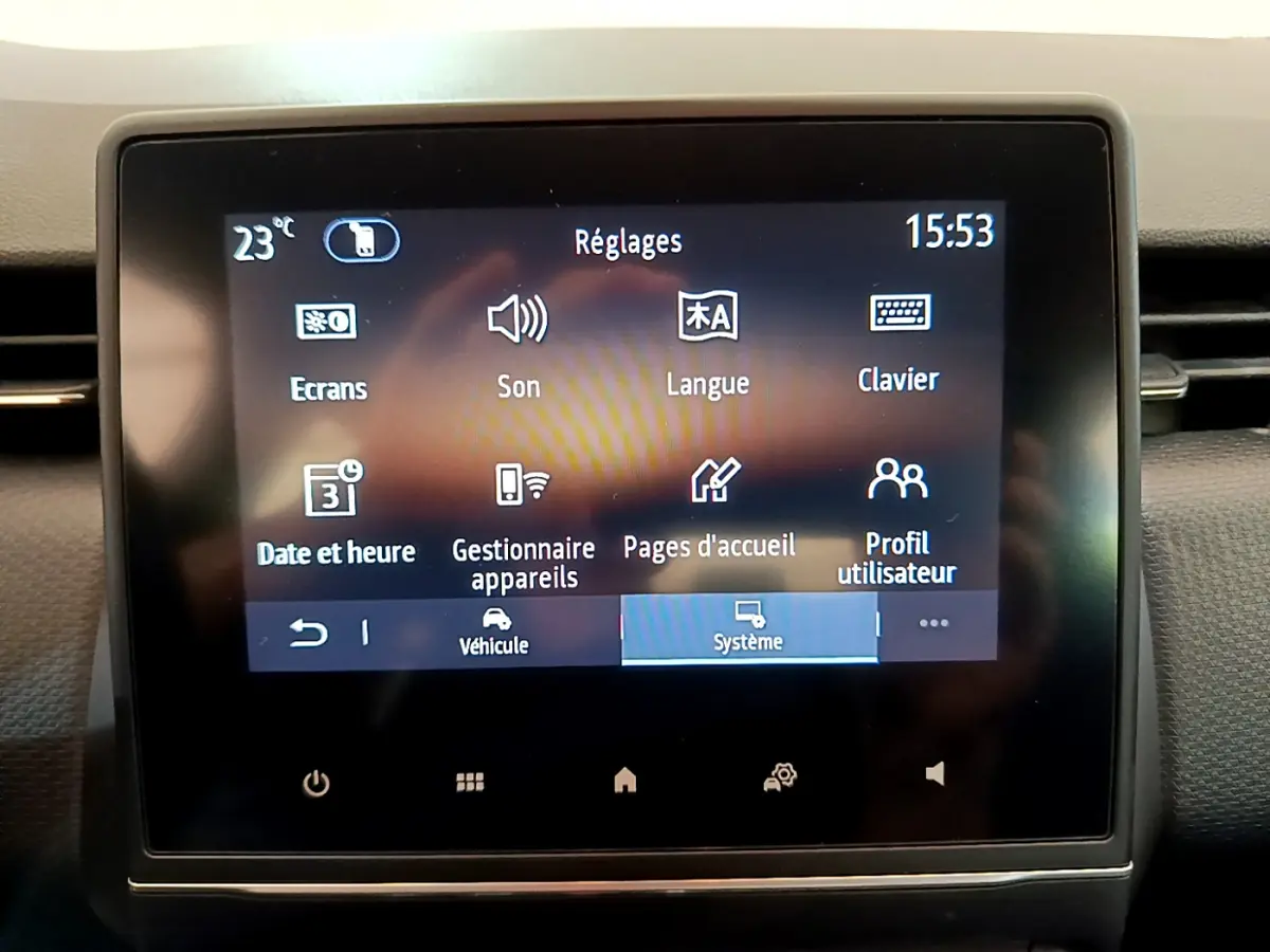 Écran tactile central affichant le menu Réglages dans l'habitacle d'une Renault Clio Business E-Tech gris clair.