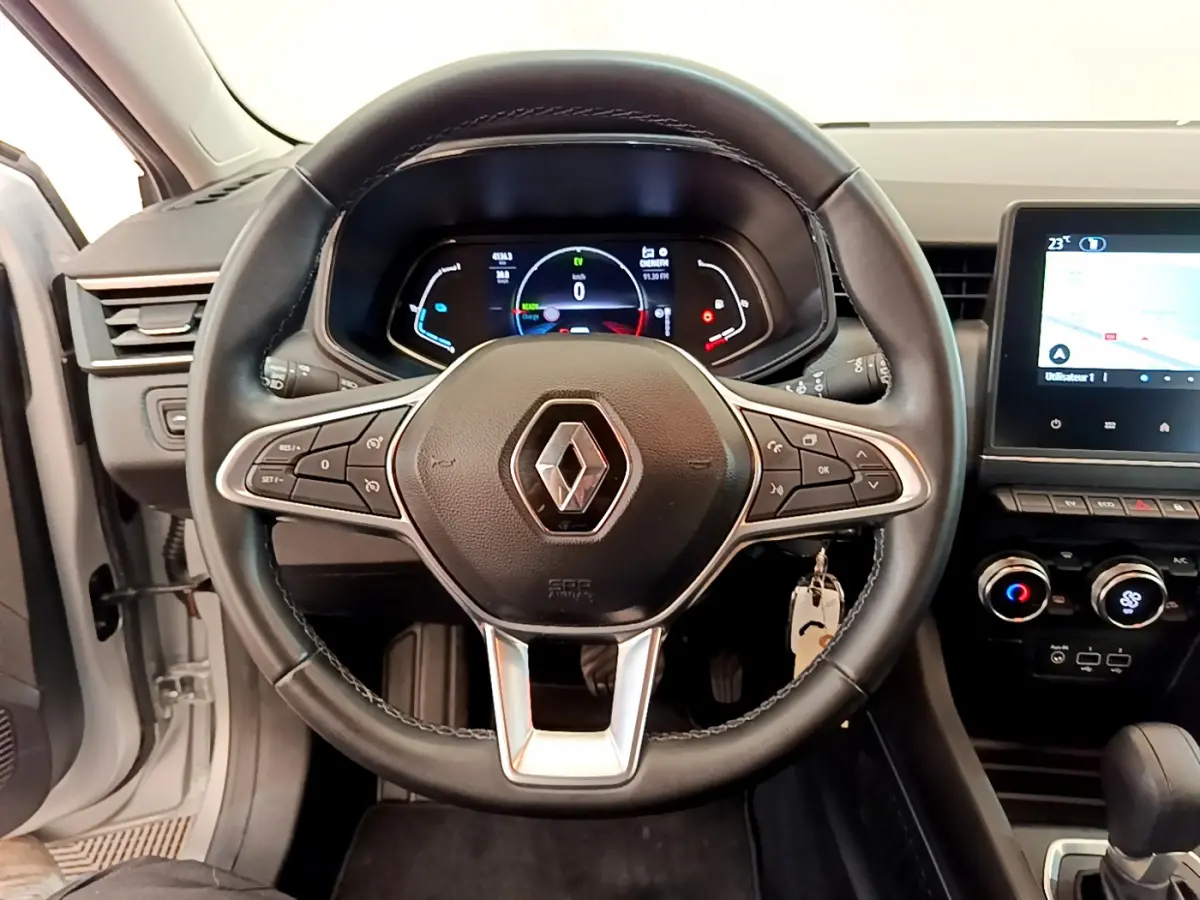 Vue intérieure centrée sur le volant cuir de la Renault Clio Business E-Tech hybride 2021 avec tableau de bord numérique et écran tactile.