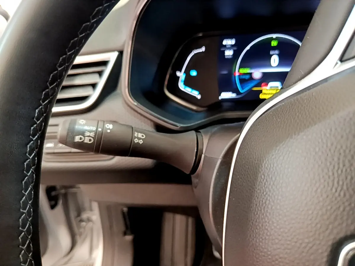 Gros plan sur le volant et le combiné d'instruments numérique de la Renault Clio Business E-Tech hybride 2021.