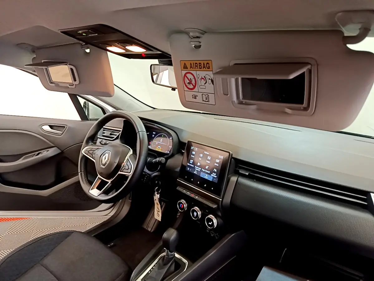 Intérieur Renault Clio Business E-Tech hybride 2021 vu côté conducteur, tableau de bord et écran tactile noirs.