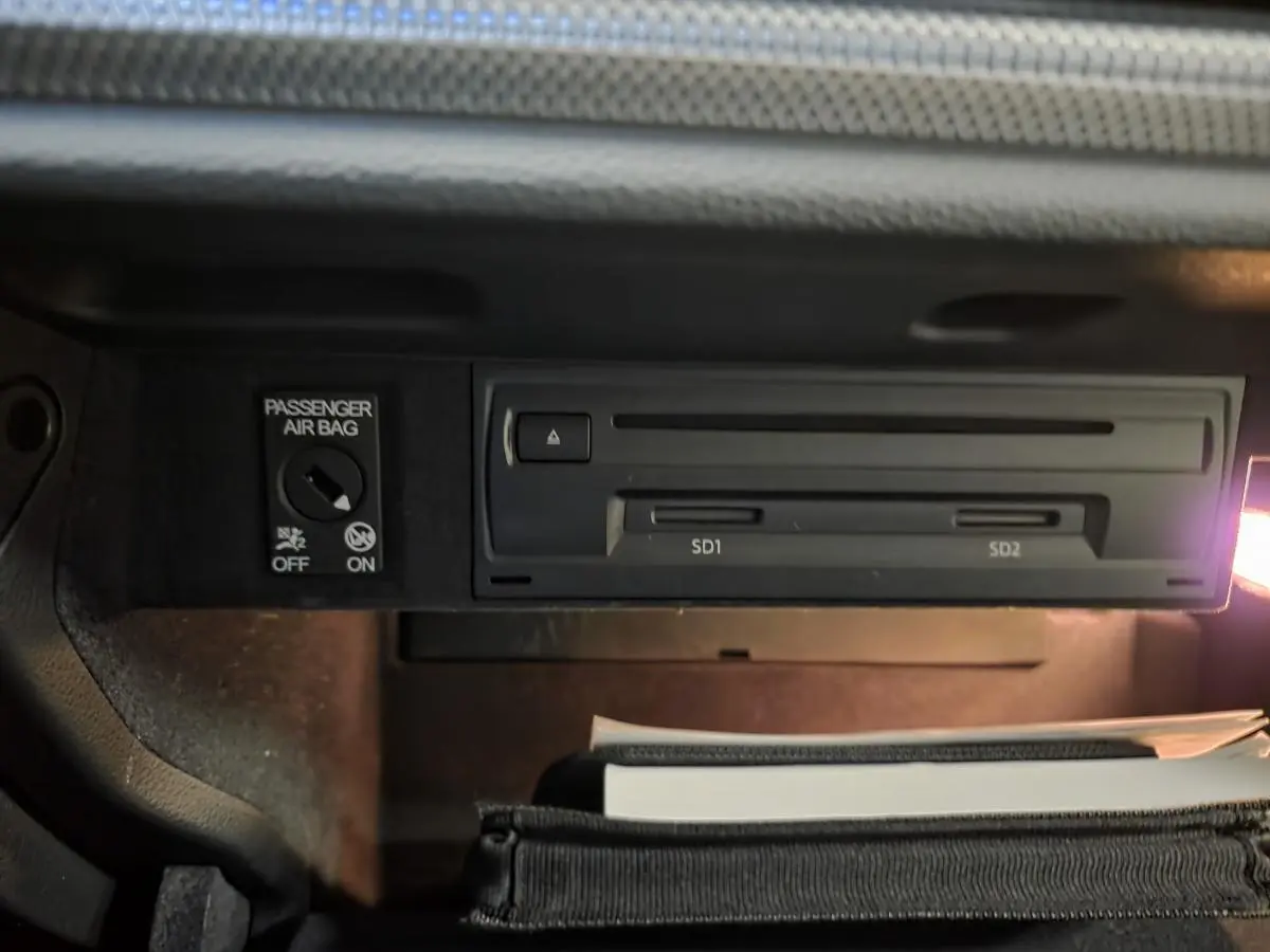 Gros plan sur le lecteur SD double emplacement et commande airbag passager dans l'Audi A3 Sportback gris.
