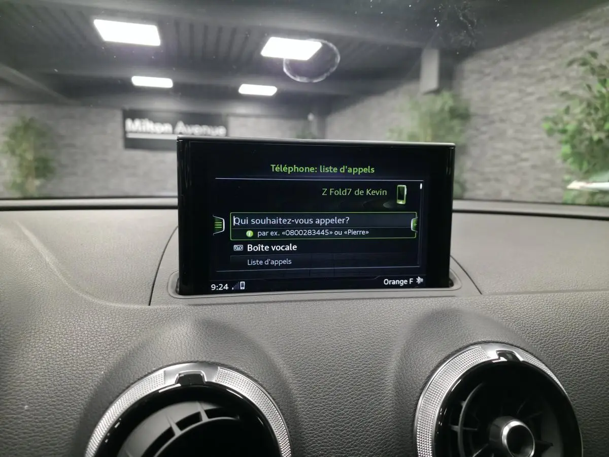Écran central tactile affichant la liste d'appels dans l'habitacle gris d'une Audi A3 Sportback 2017.