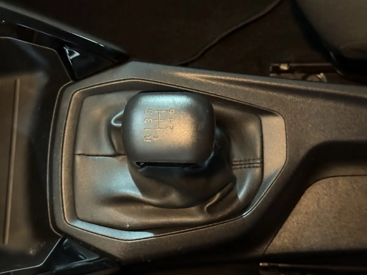 Gros plan sur le levier de vitesses manuel noir de la Peugeot 208 1.5 BlueHDi 100 S&S Premium de 2021.