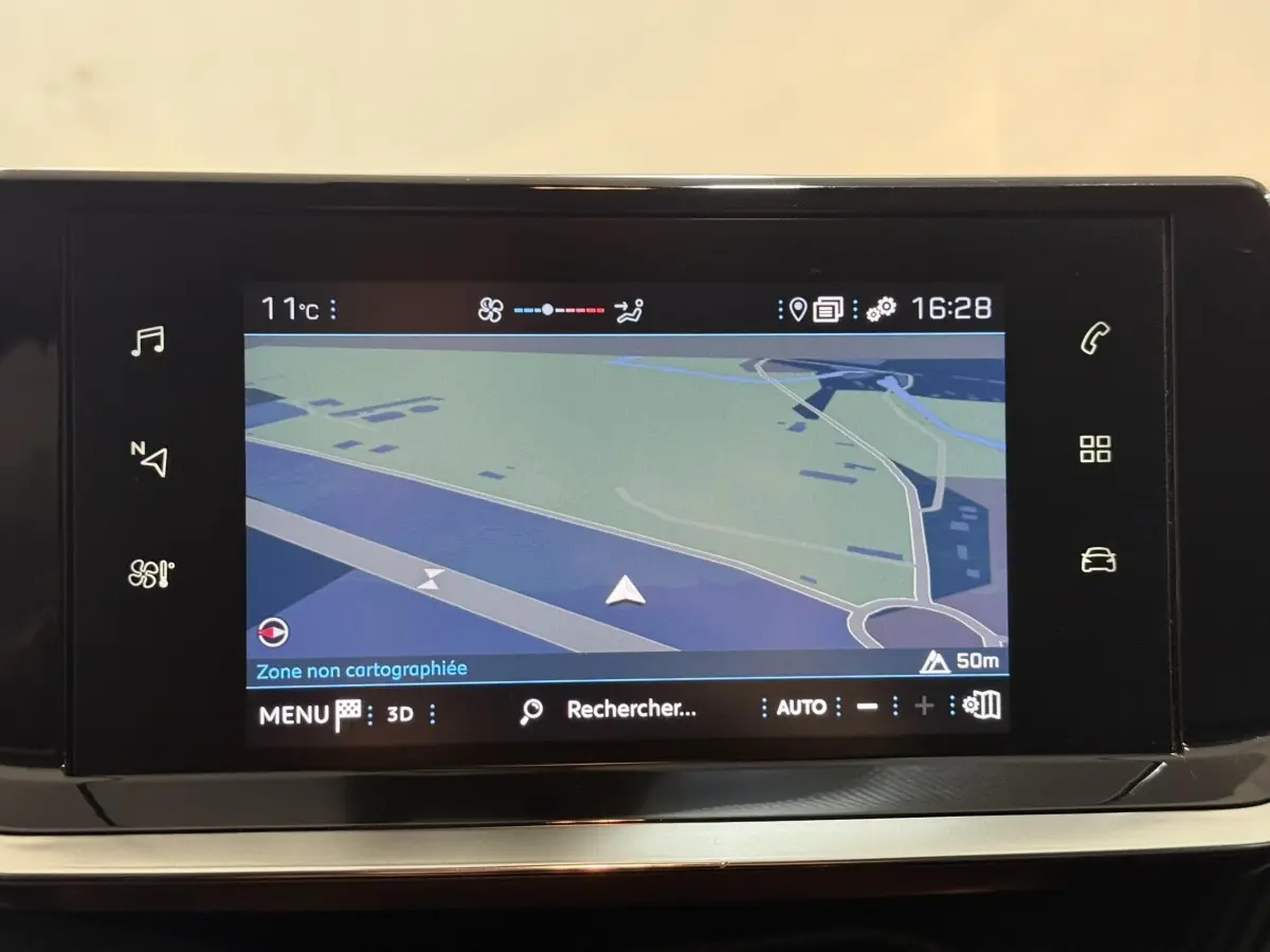 Écran tactile central du tableau de bord de la Peugeot 208 blanc, affichant la navigation GPS en mode 3D.