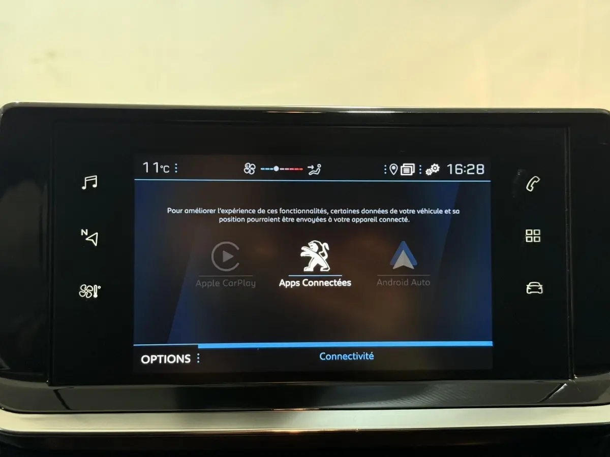 Écran tactile central de la Peugeot 208 blanc, affichant les options Apple CarPlay et Android Auto.