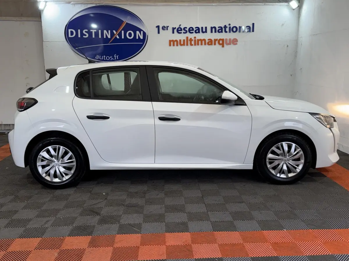 Profil droit d'une Peugeot 208 blanche 2021, compacte, avec jantes alliage et poignées de porte noires.