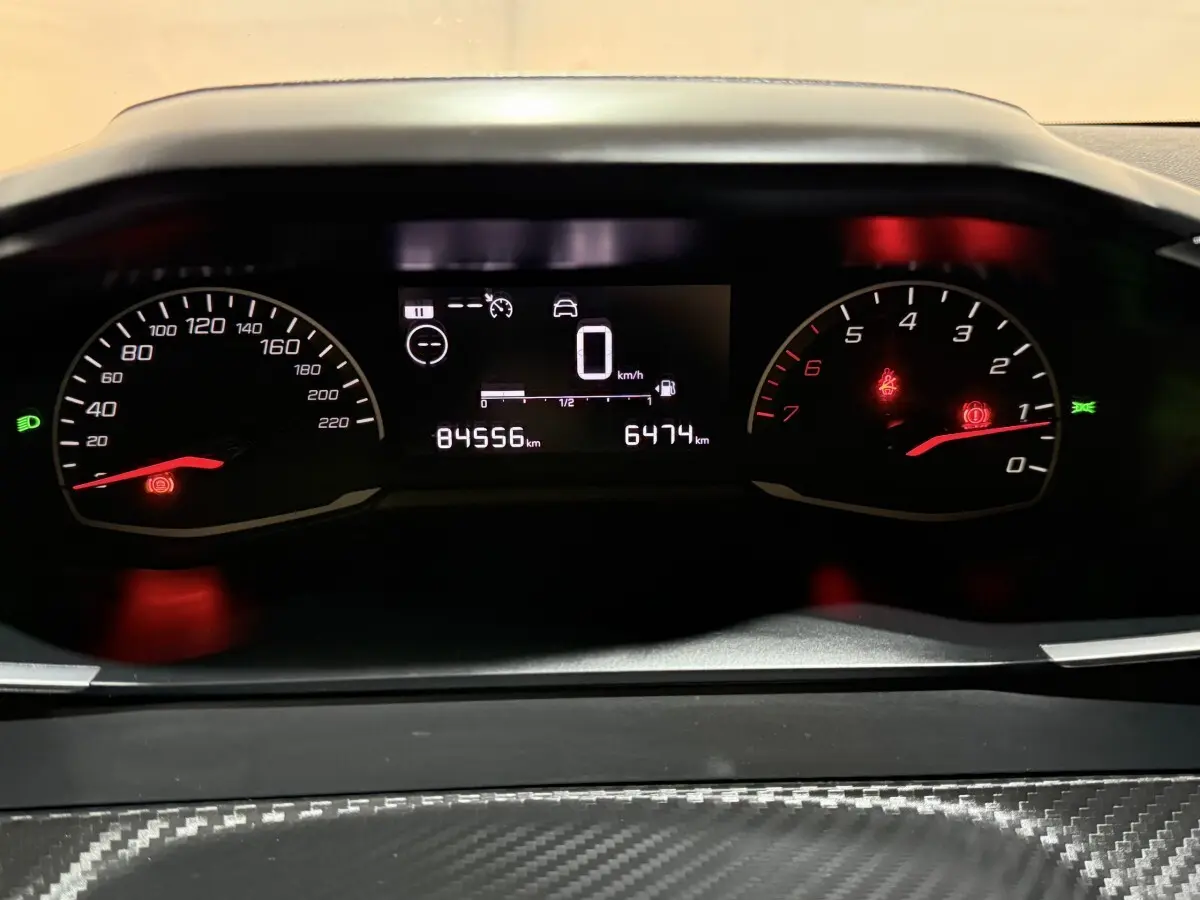 Tableau de bord de Peugeot 208 2021 avec affichage digital, compte-tours et compteur de vitesse à 0 km/h.