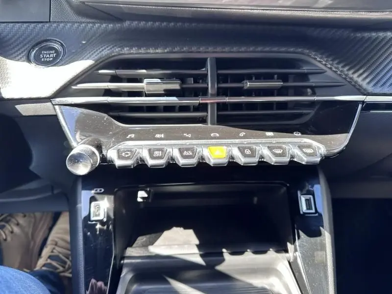 Vue rapprochée de la console centrale noire du Peugeot 208 GT Line 2020 avec boutons de commande et bouton start/stop.