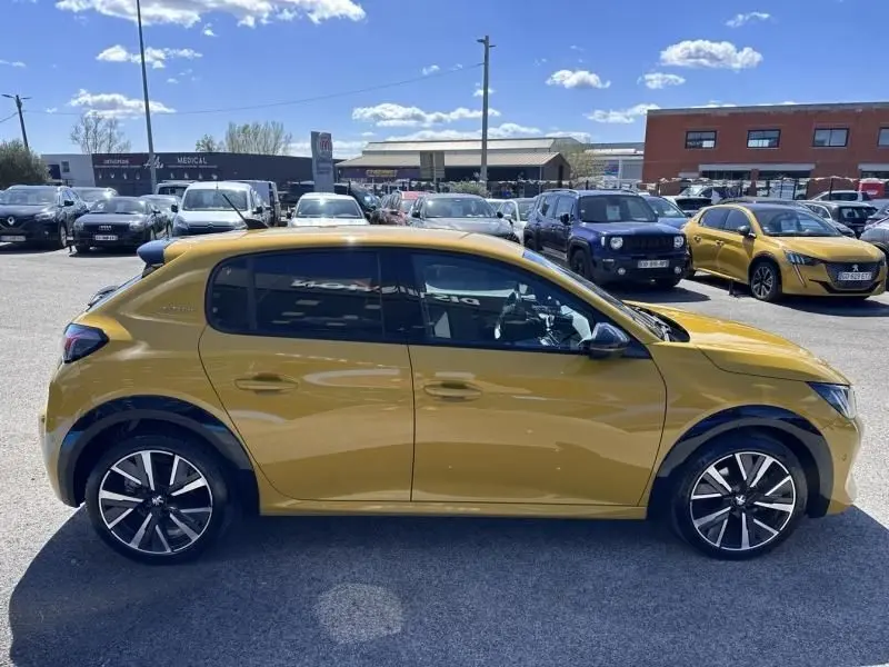 Peugeot 208 GT Line jaune faro vue de profil côté gauche, avec jantes alliage et vitres teintées.